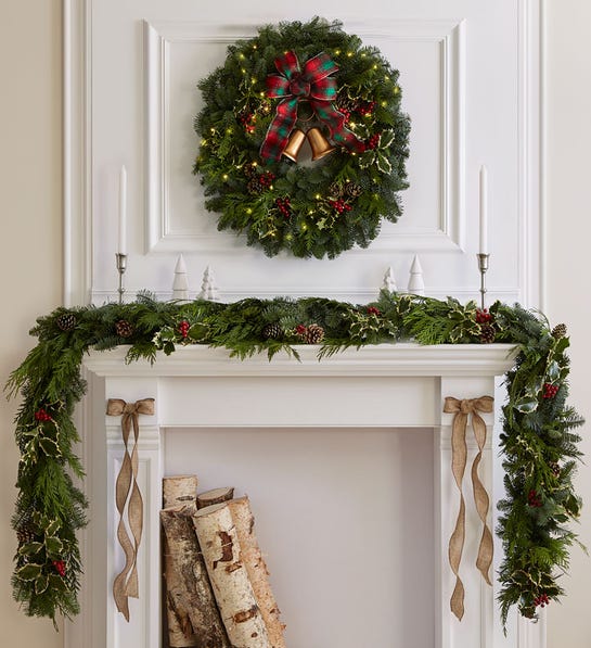 Picture of wreath over mantle