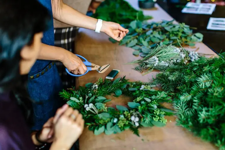 How to Make a Christmas Wreath in 5 Steps
