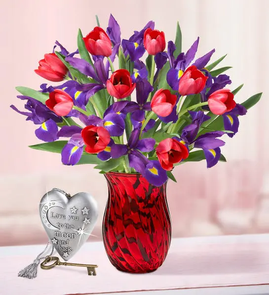 Photo of an iris and tulip bouquet, a perfect gift from guys to their girlfriends.