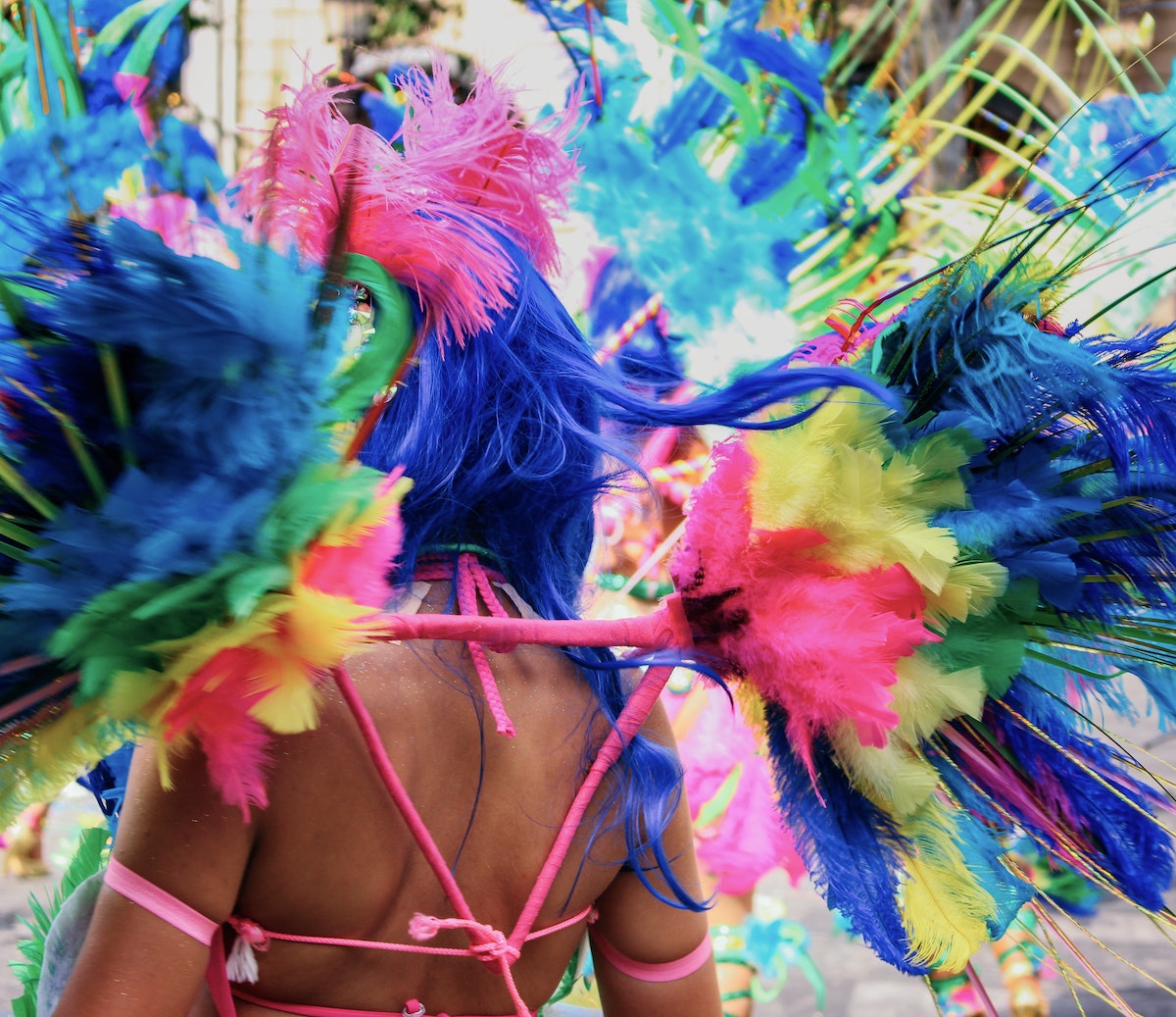 foto de mujeres vestidas de carnaval