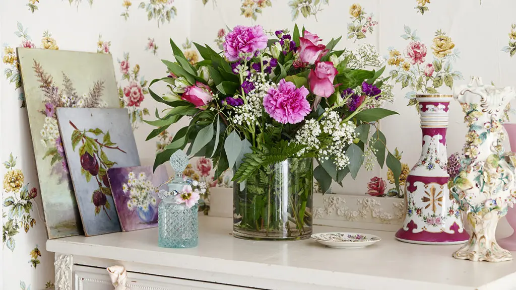 Photo of a Rachel Ashwell floral arrangement in the Shabby Chic style