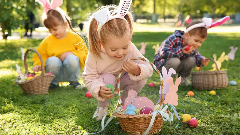 easter egg hunt ideas: kids hunting for easter eggs