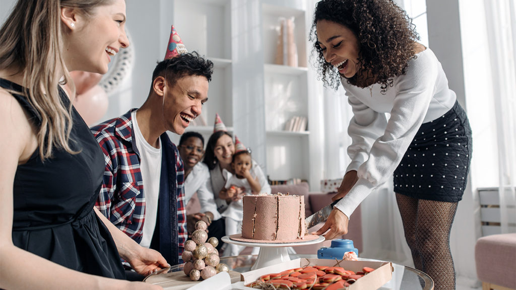 una foto de por qué cada cumpleaños es especial: cortando un pastel en una fiesta de cumpleaños