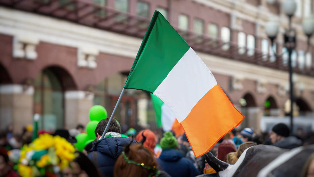 Calle.  Decoración del Día de San Patricio con Desfile del Día de San Patricio con bandera irlandesa