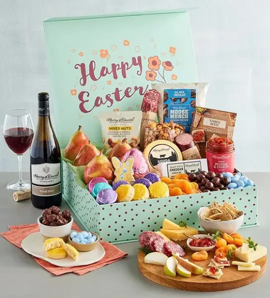 Foto de una idea única de regalo de Pascua: una caja de banquete de Pascua de lujo con vino
