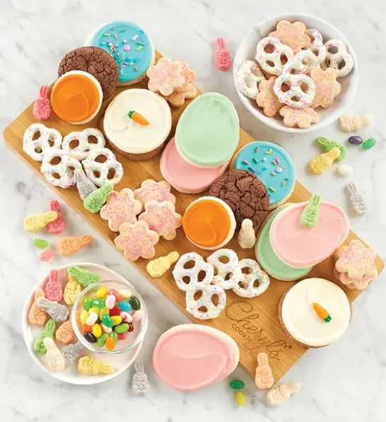 Foto de una idea única de regalo de Pascua: una charcutería de Easter Desert Board