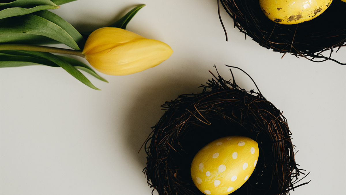 Una foto de diseños de huevos de Pascua con huevos de Pascua con lunares
