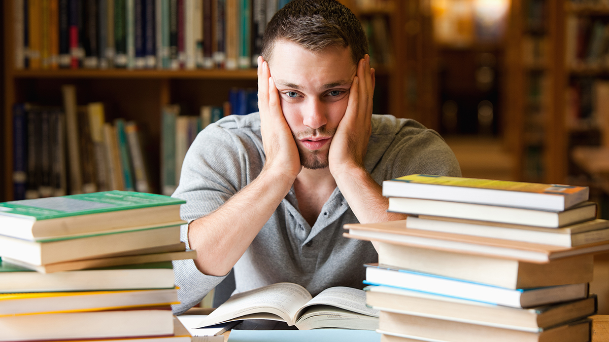 Estudiante estresado durante el examen final