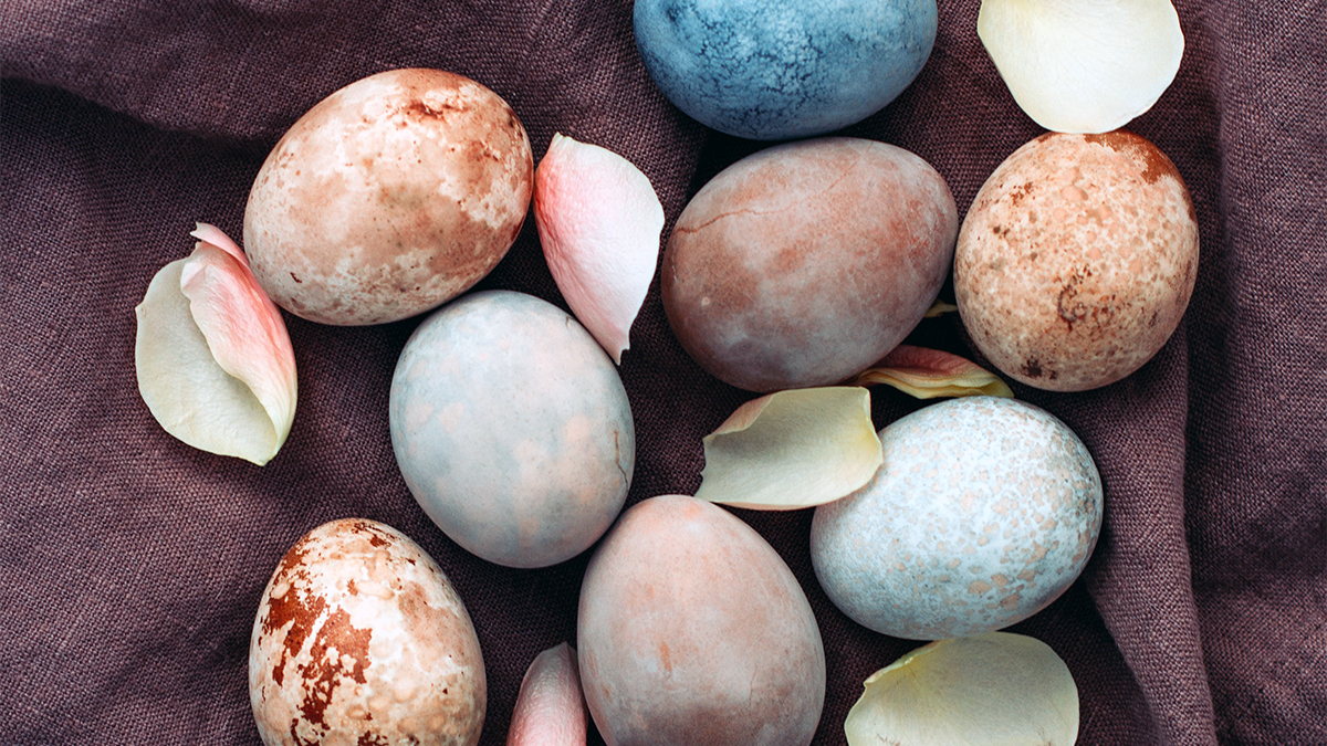 Una foto de diseños de huevos de Pascua con huevos de Pascua jaspeados