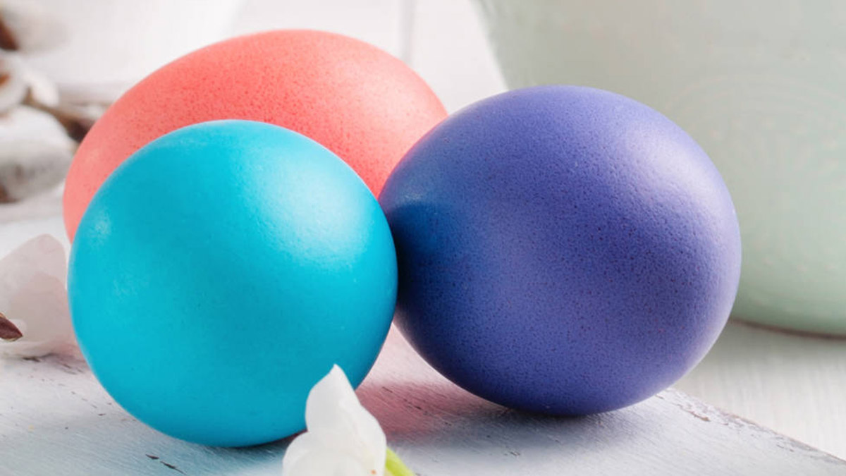 Una foto de diseños de huevos de Pascua con huevos de Pascua de Kool Aid.