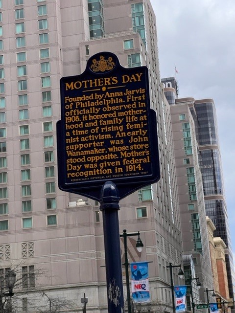 Foto de un letrero que conmemora el papel de Filadelfia en la historia del Día de la Madre