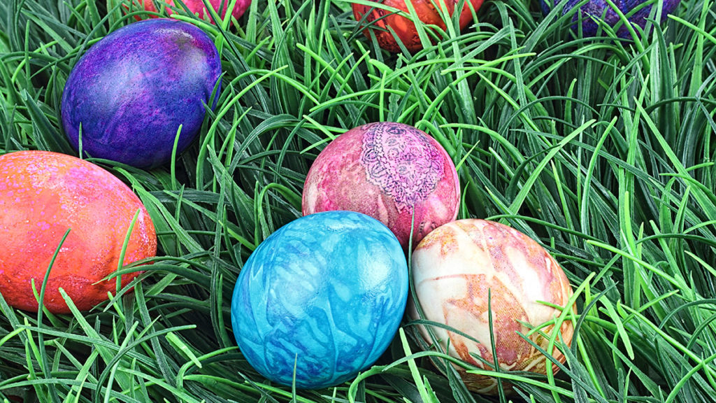 Una foto de diseños de huevos de Pascua con Pascua de teñido anudado