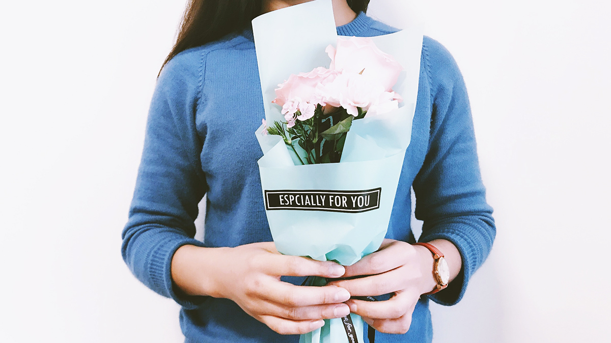 una foto de un regalo de agradecimiento: mujer con flores