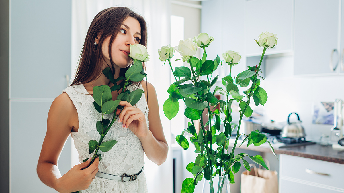 una foto de citas de rosas con una mujer oliendo rosas