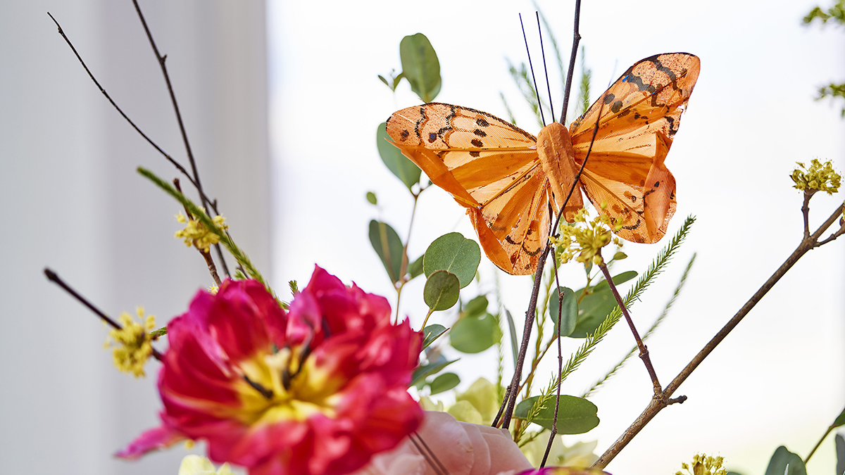 una foto de diy crafts: mariposa falsa