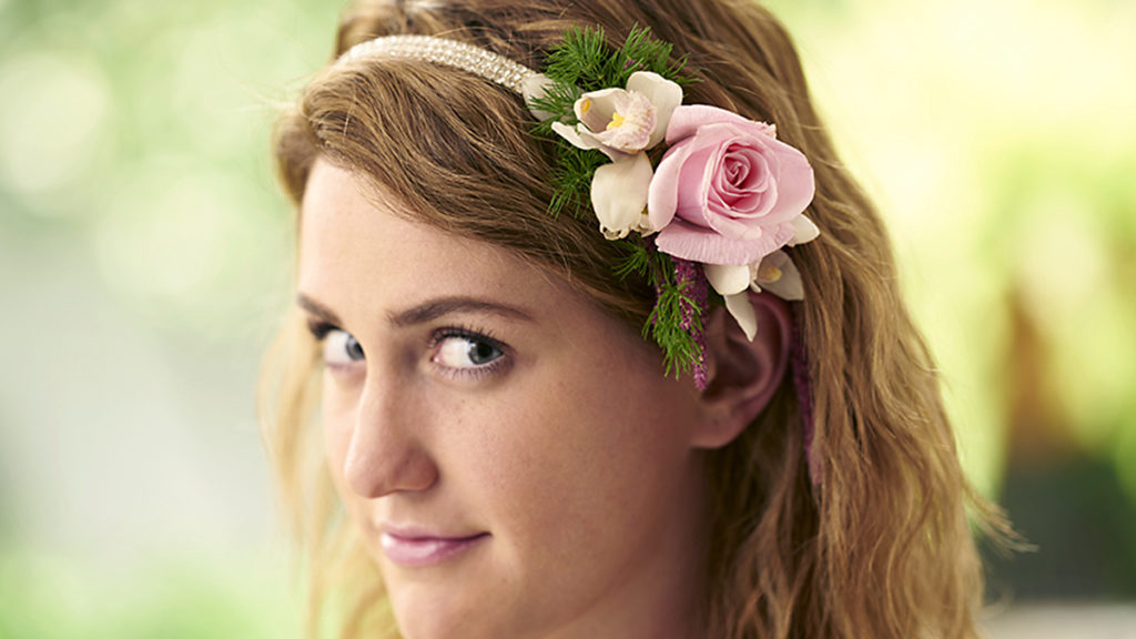 una foto de flores de graduación: diadema de flores