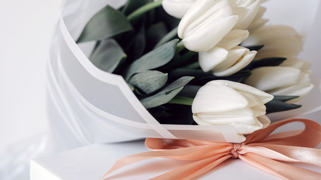 psychology of gifting with white flower bouquet.