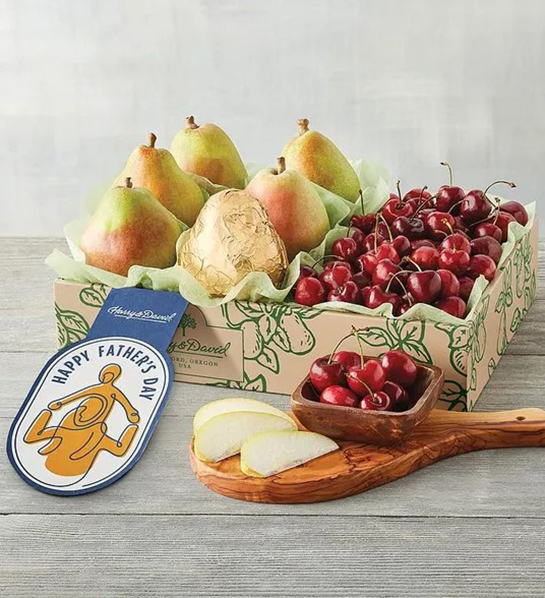 Una foto de ideas de regalos para el Día del Padre con una caja de cerezas y peras