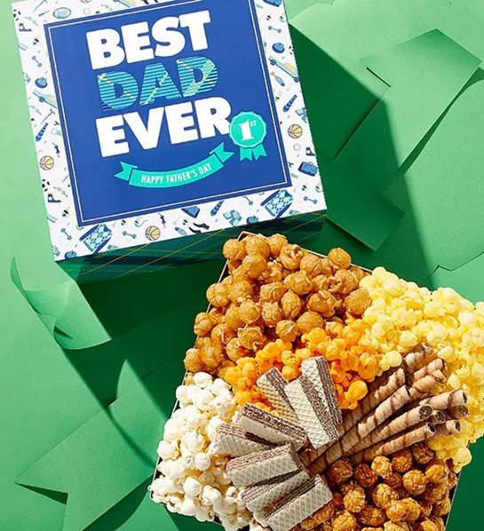 Una foto de ideas para regalar el Día del Padre con una caja de palomitas