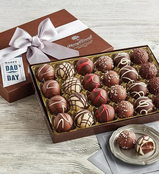 Una foto de ideas de regalos para el Día del Padre con una caja de trufas