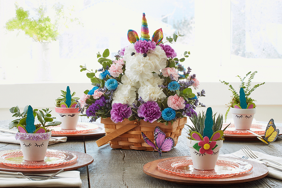 Decoraciones de unicornios con mini maceteros con arreglo floral