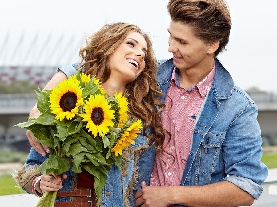 sunflower facts with man giving sunflowers to girlfriend