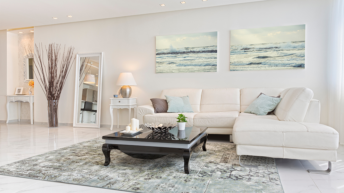 Abuela costera con lujosa sala de estar moderna