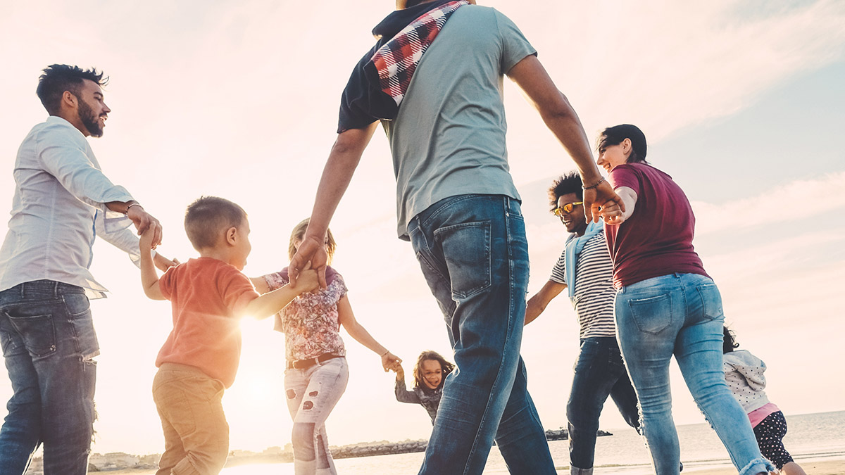 Ideas para reuniones familiares con juegos familiares en la playa