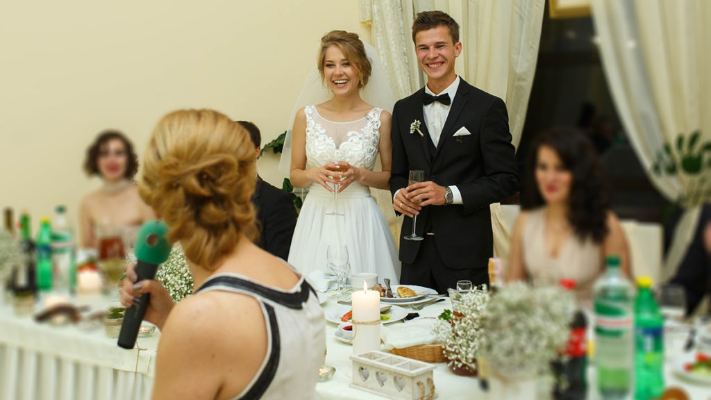 brindis de boda con una mujer dando un discurso sobre la novia y el novio