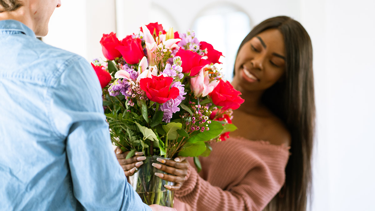 how to say sorry with man giving woman flowers