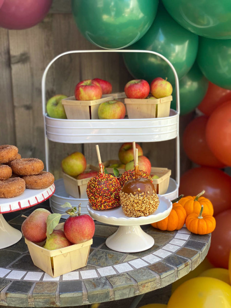 Ideas de fiesta de cumpleaños de otoño con mesa de postres de otoño