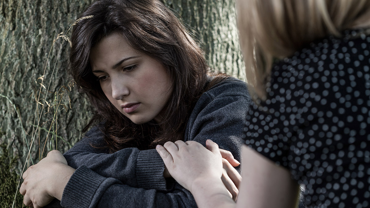 How to help a grieving friend with friend supporting grieving friend