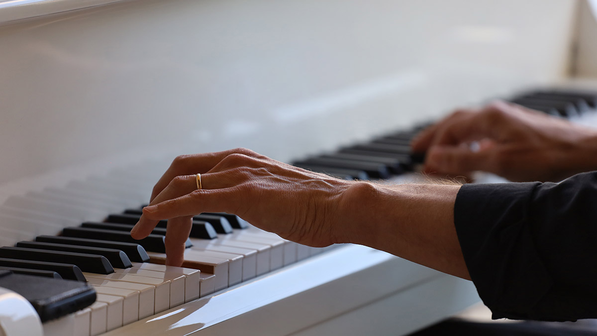 Canciones fúnebres con una mujer tocando el piano en el funeral