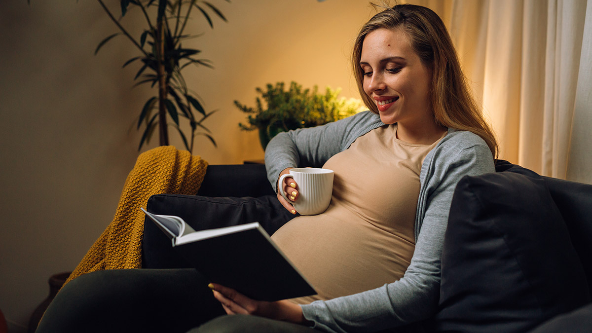 regalos para mujer embarazada mujer leyendo libro y bebiendo té