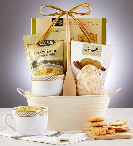 Regalos para mujeres embarazadas con sopas en canasta con taza de sopa