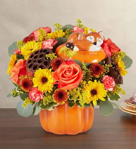 Ideas de decoración de Halloween con ramos de flores en un jarrón de calabaza