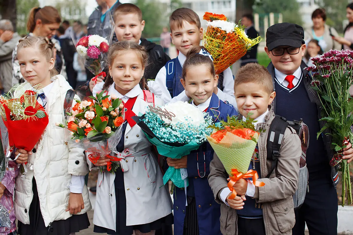 history of gifting flowers with russian children on teachers day
