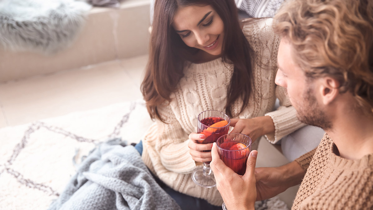 Ideas para citas en climas fríos con una pareja bebiendo vino caliente