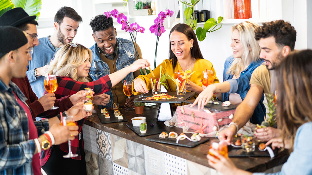 Etiqueta de los invitados a la cena con amigos comiendo aperitivos.