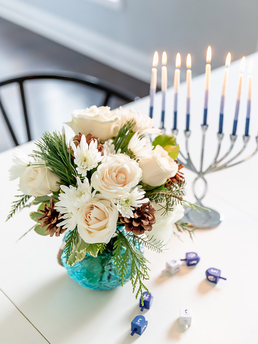 cuando es hanukkah con flores y menorah