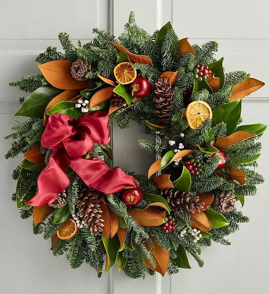 modernas flores y coronas navideñas con Holiday Magnolia Wreath