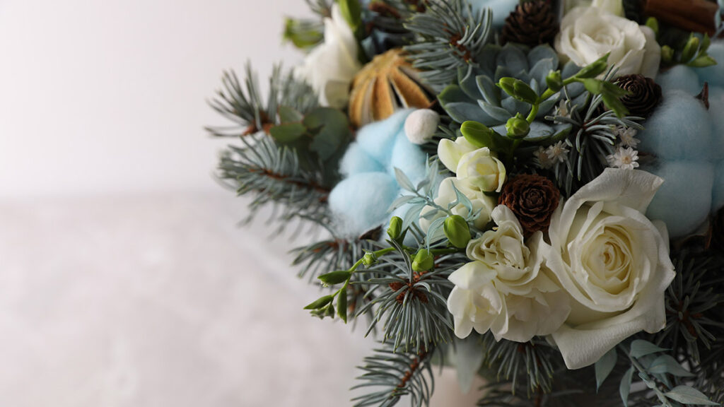 Flores de boda de invierno con árboles de hoja perenne