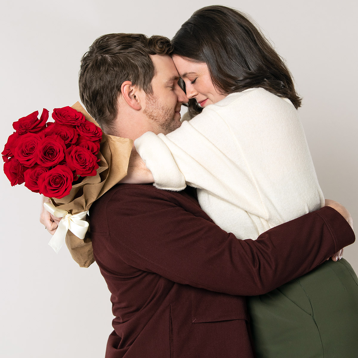 Ideas de fin de semana de San Valentín con parejas abrazándose