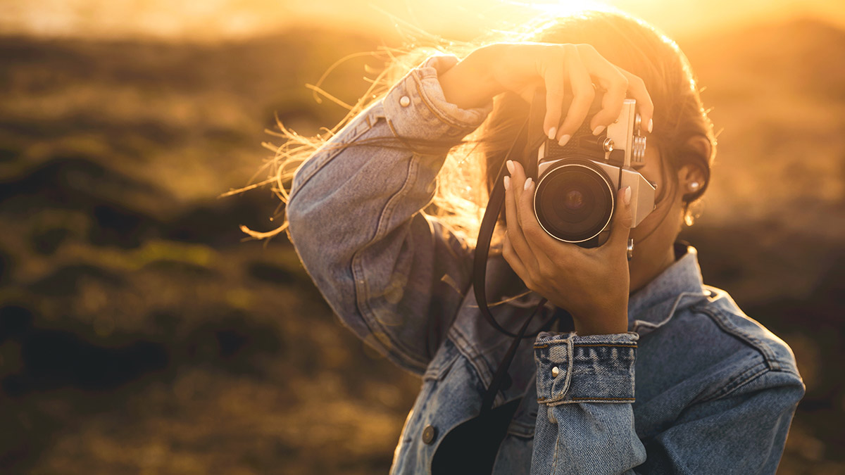 regalos para acuario con mujer tomando foto con camara
