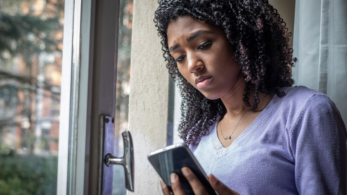 soledad con mujer desplazándose por las redes sociales