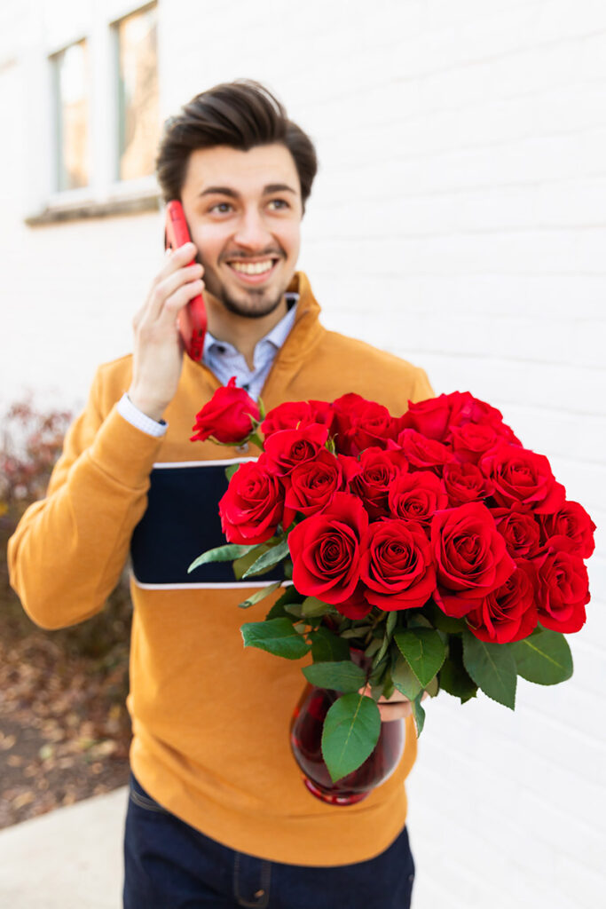 San Valentín de larga distancia con un hombre hablando por teléfono