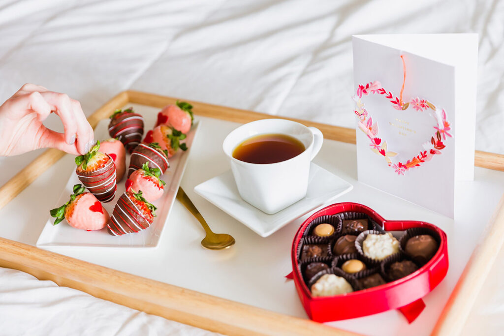 mensajes de tarjeta de san valentín con desayuno en la cama