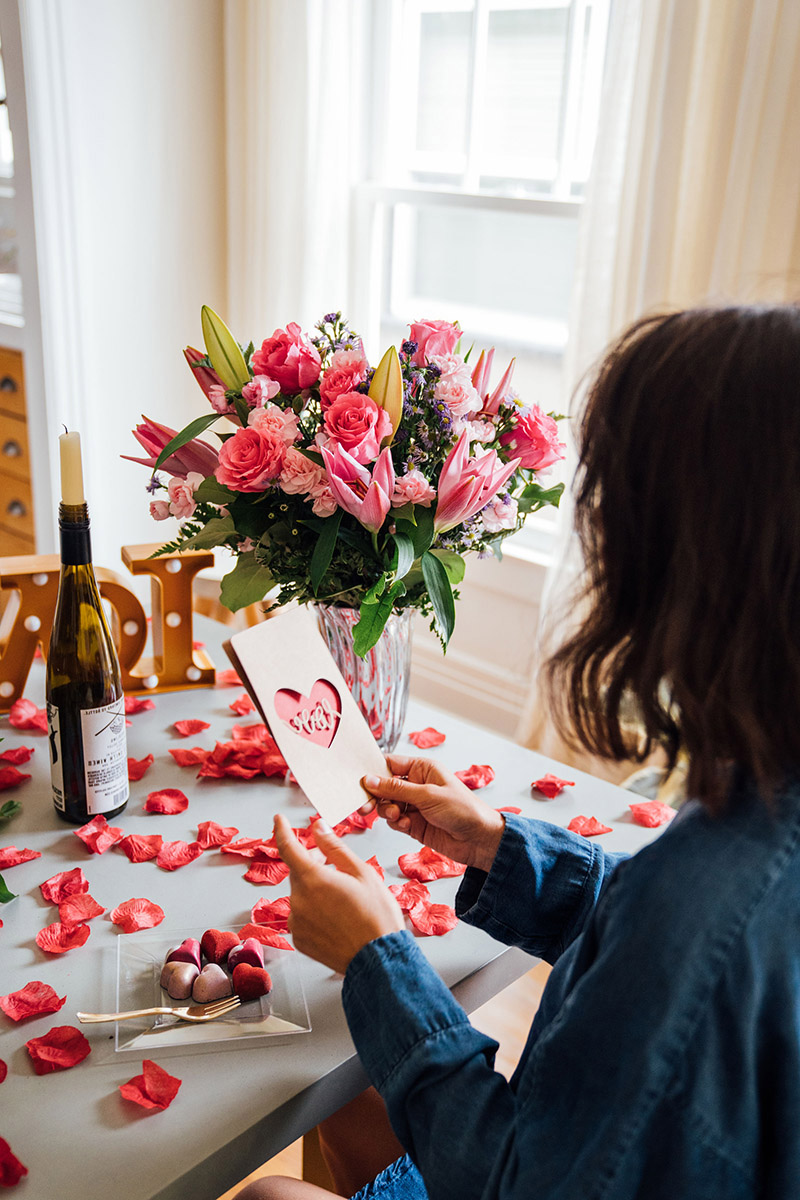 mensajes de la tarjeta del día de san valentín con una mujer leyendo la tarjeta del día de san valentín