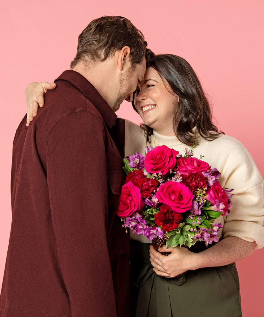 Datos sobre el Día de San Valentín con parejas abrazándose con flores