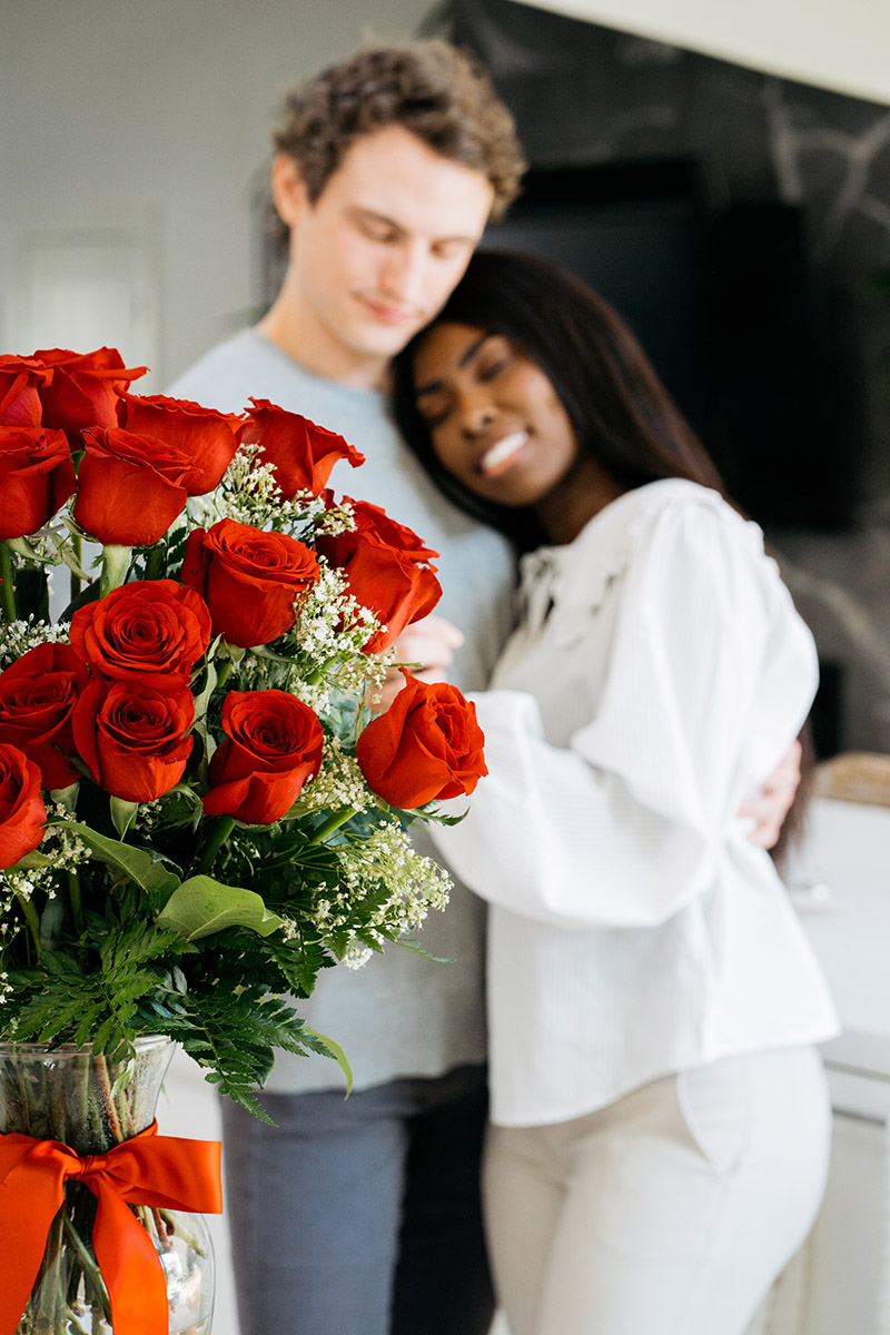 regalos del día de san valentín con pareja abrazándose